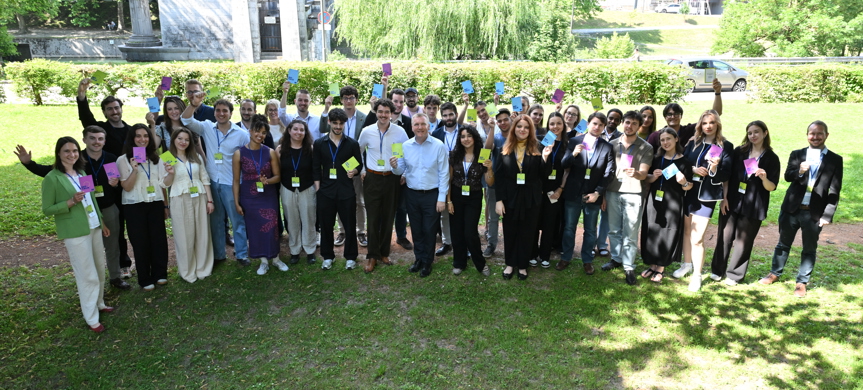 En gruppbild på deltagarna tillsammans med EU-kommissionären Michael McGrath
