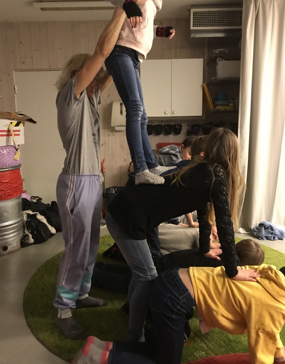 Mänsklig pyramid akrobatisk