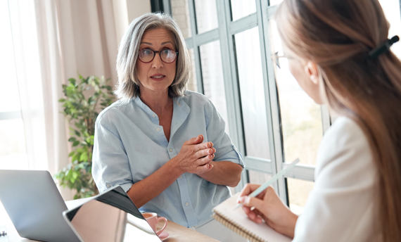 Dekorbild på kvinna som talar med en annan person.