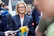 Finansminister Elisabeth Svantesson på budgetpromenad med journalister från Expressen och TV4 i förgrunden.
