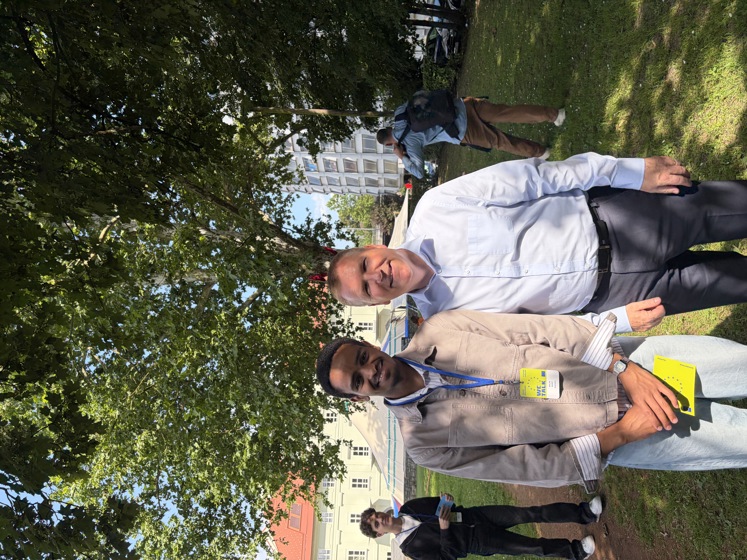 En bild på Malik tillsammans med EU-kommissionären Michael McGrath