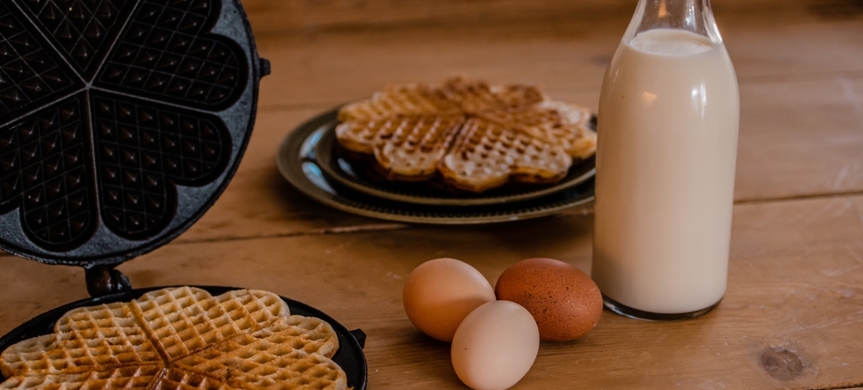 Collage av bild med våffeljärn och bild på Maria Hammarling.