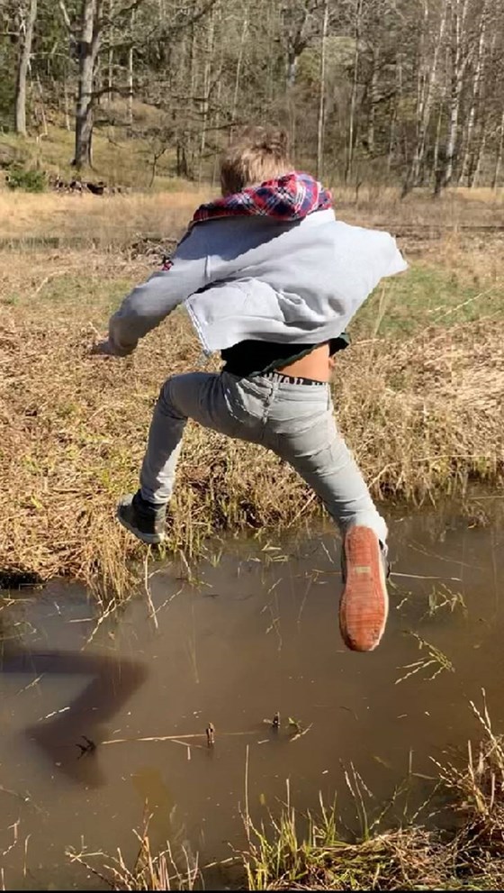 Elev hoppar över vattendrag