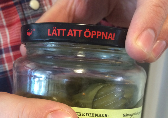 En burk med lättöppnat lock öppnas.