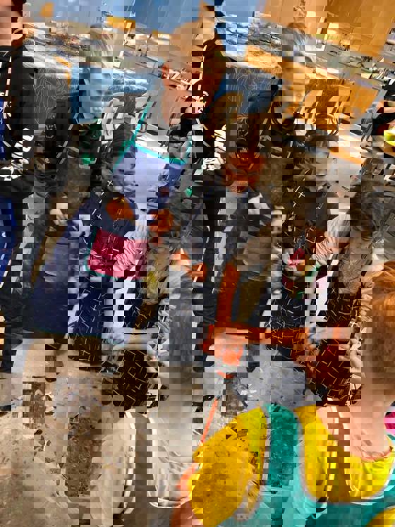 elever blandar till mongolisk papier-maché.