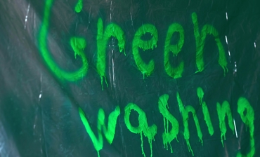 Presenning med texten "Green washing"