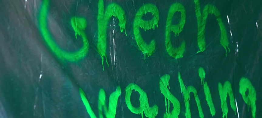 Presenning med texten "Green washing"