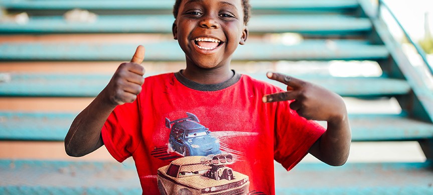 Barn med T-shirt med motiv från filmen Bilar