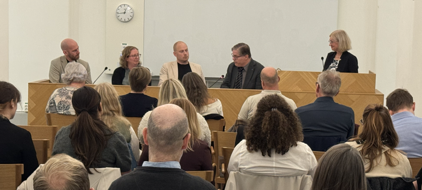 Bild på paneldebatt i riksdagen: Nicklas Mårtensson, Anna Sjöblom, Gustav Lantz och Larry Söder tillsammans med moderator Johanna Hållén.